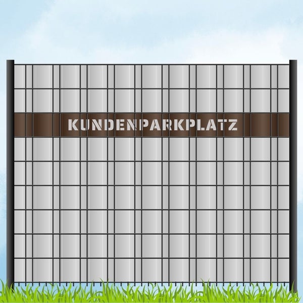 Sichtschutzwand mit der Aufschrift Kundenparkplatz
