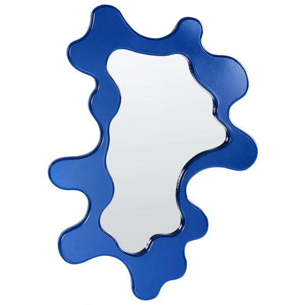 Wandspiegel mit blauem Rahmen in unregelmäßiger, organischer Form.