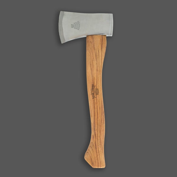 Beil mit einem Axtkopf aus Stahl und einem geschwungenen Stiel aus Holz von Helko Werk