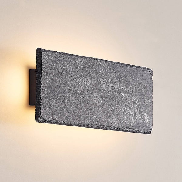 Rechteckige Wandleuchte aus Naturschiefer für den Innenbereich mit indirektem, warmem Licht.