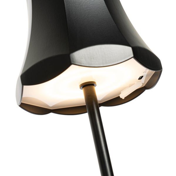 Detailansicht der Unterseite eines schwarzen Lampenschirms mit LED Beleuchtung und USB Ladeanschluss.