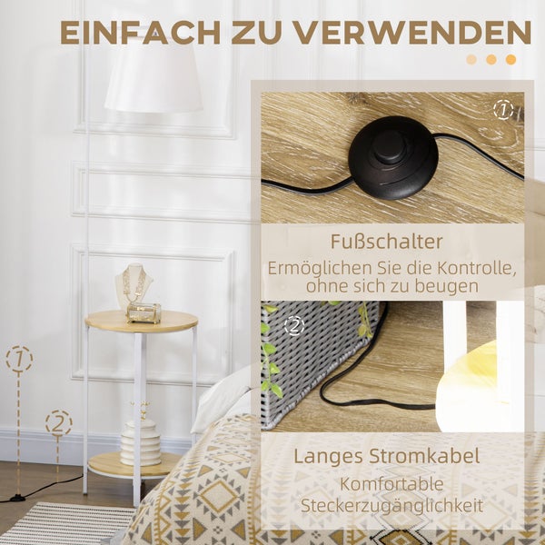 Stehlampe mit Fußschalter und langem Stromkabel auf einem Nachttisch