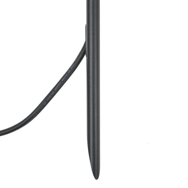 Detailansicht eines schwarzen Kabels, das in einen metallischen Erdspieß führt.