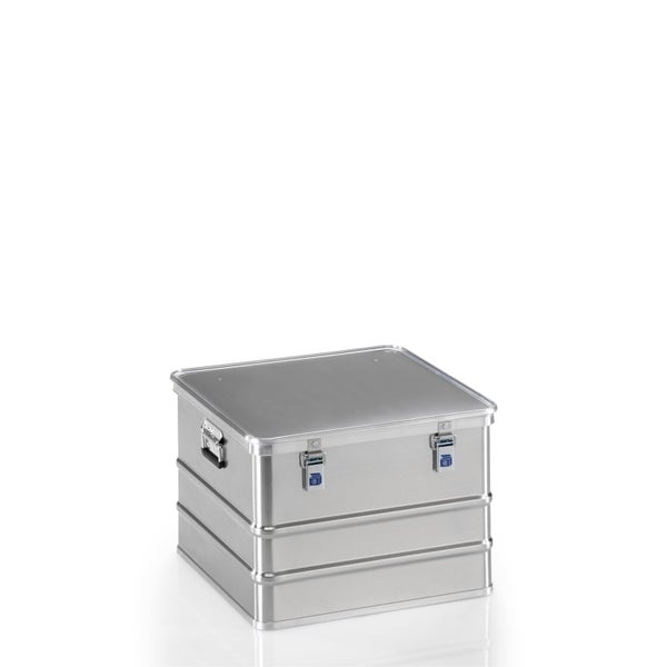 Zimmerpflanze in einem Topf mit dem Garden Basics Logo und dem Planet Proof Siegel