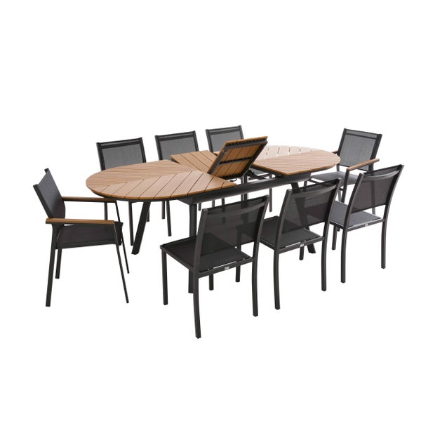 Gartenmöbel-Set mit ausziehbarem ovalem Tisch mit Holzlatten und Metallgestell sowie acht Stühlen mit Netzbespannung und Holzarmlehnen.