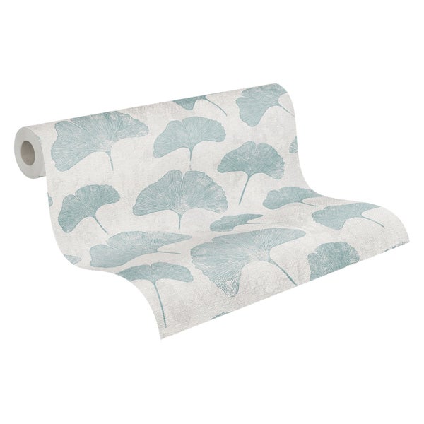 Zimmeransicht mit Tapete mit Ginkgo-Blattmuster, Pflanze und Büchern auf einem Holztisch