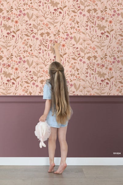 Vliestapete mit floralem Wildblumenmuster in einem Kinderzimmer über einer dunklen Wandpaneele.