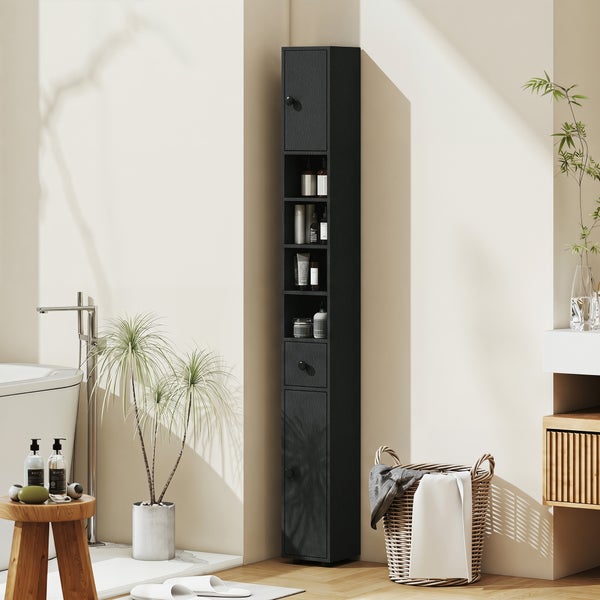 Schmaler schwarzer Bad-Hochschrank mit offenen Regalen, einer Schublade und zwei Türen in einem modernen, hellen Badezimmer.