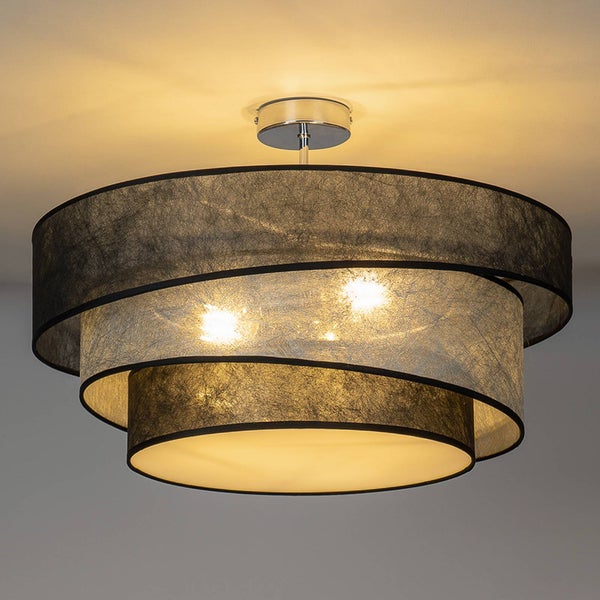 Dreistufige Deckenleuchte mit zylindrischen Stoffschirmen in Anthrazit und Grau, Metallhalterung in Chrom-Optik.