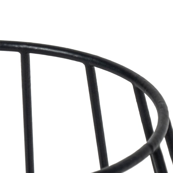 Detailansicht eines schwarzen Metallkorbs