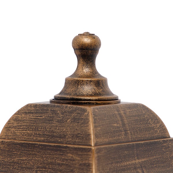 Detailansicht eines Zierknopfs auf einer Außenleuchte aus Metall in Bronze-Optik.