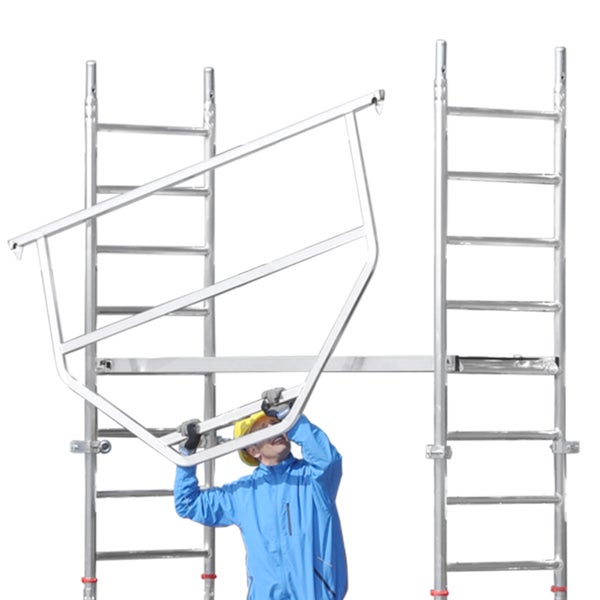 Mann montiert ein Gerüst