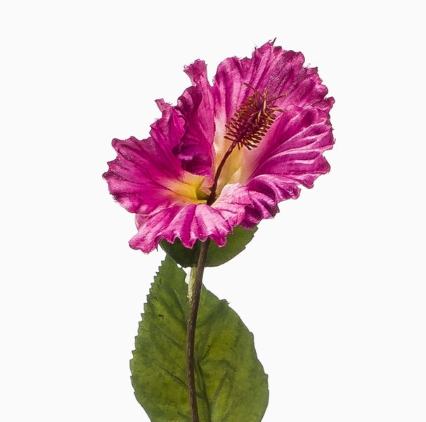 Künstlicher Hibiskuszweig mit pinken Blüten und grünen Blättern.