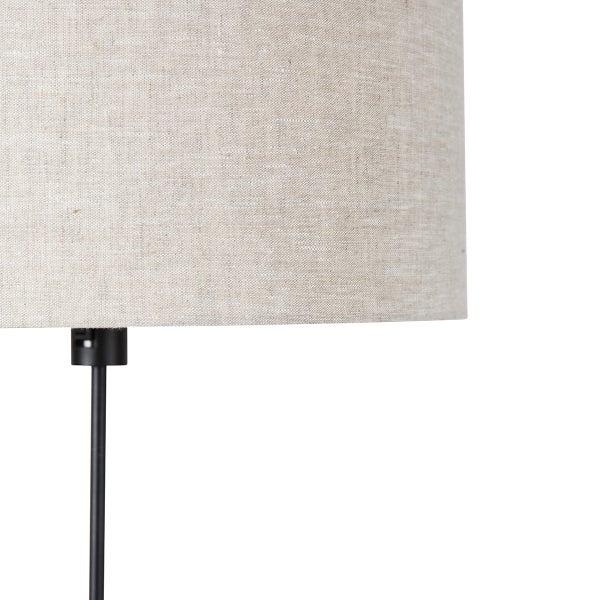 Detailaufnahme einer Stehlampe mit Textilschirm und Metallfuß.