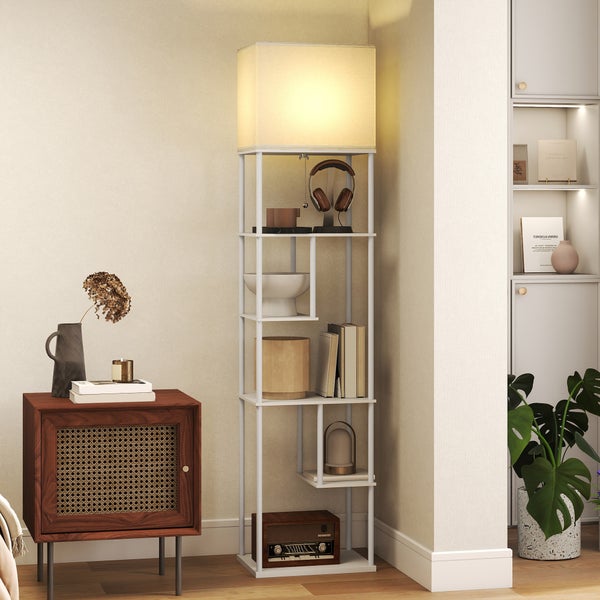 Moderne Stehleuchte mit integriertem Regal im Wohnzimmer neben einem kleinen Schrank und einer Zimmerpflanze.