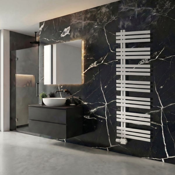 Modernes Badezimmer mit dunklen Marmorwänden, weißem Handtuchheizkörper, hängendem Waschtischunterschrank, Aufsatzbecken und beleuchtetem Spiegel.