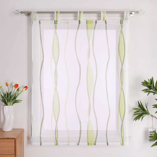 Gardine mit grünem Wellenmuster am Fenster