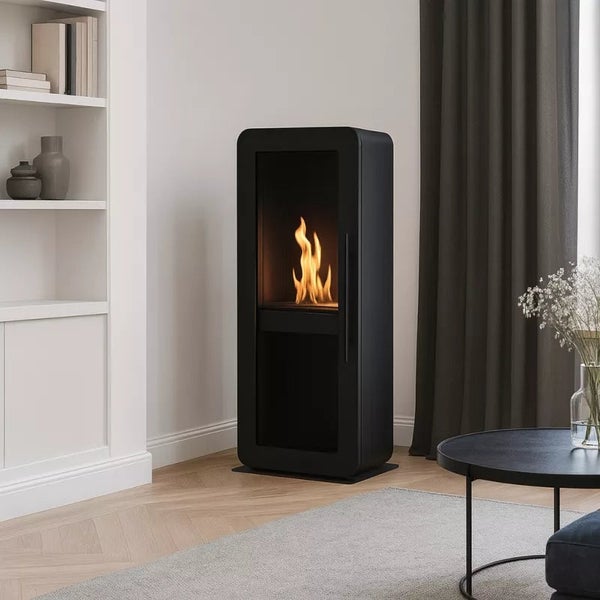 Moderner, freistehender Kaminofen mit Sichtfenster und brennendem Feuer im Wohnbereich.
