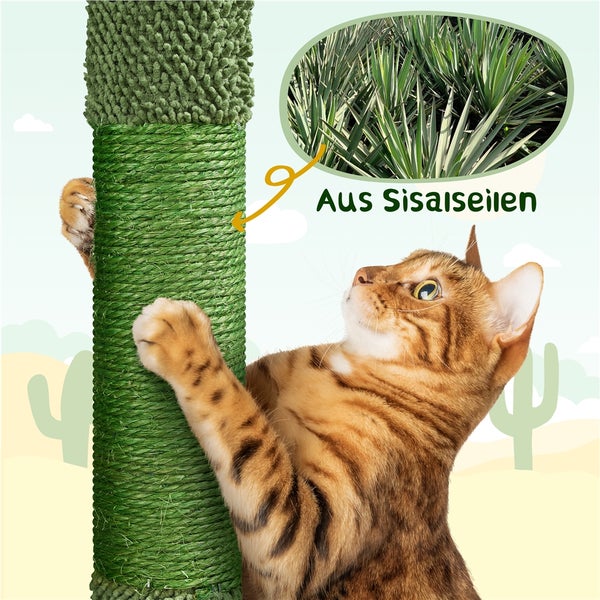 Katze kratzt an einem Kratzbaum aus Sisalseil.