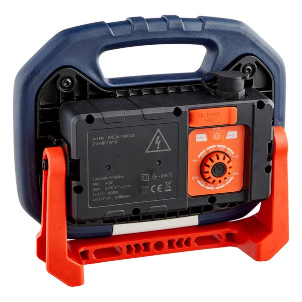 Rückansicht eines tragbaren LED-Baustrahlers mit blauem Gehäuse, orangefarbenem Standfuß, Drehregler für die Helligkeit und technischen Angaben.