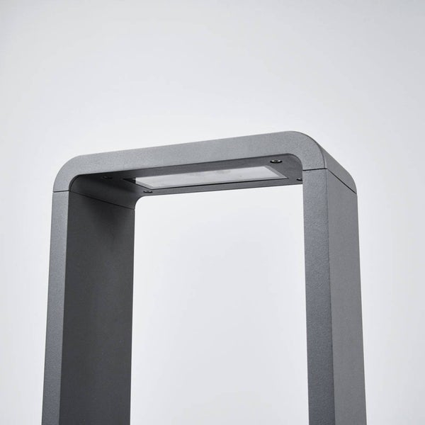 Nahaufnahme einer modernen anthrazitfarbenen Außen-Sockelleuchte mit integriertem LED-Panel und rechteckigem Rahmendesign.