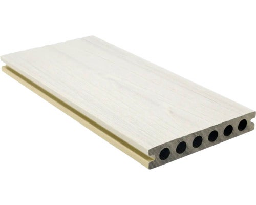Helle Terrassendiele aus Holz-Kunststoff-Verbundwerkstoff mit Hohlkammerprofil und Holzmaserung.