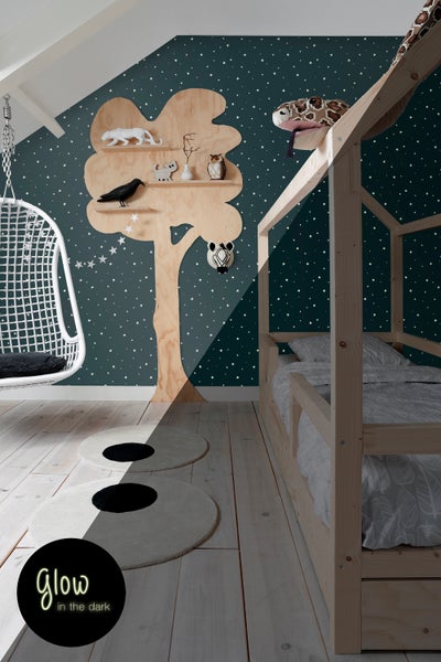 Kinderzimmer mit Hängekorbsessel, Baumregal, Spielzeugschlange und Holzbett