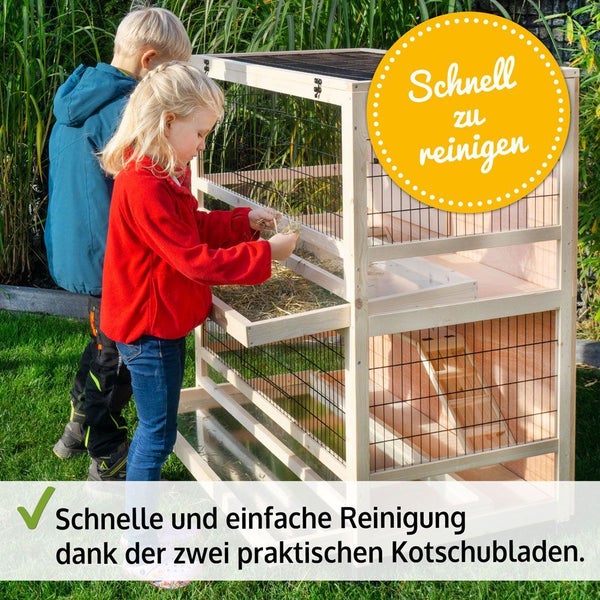 Zweistöckiger Kleintierstall aus Holz im Garten mit zwei ausziehbaren Kotschubladen für eine einfache Reinigung.