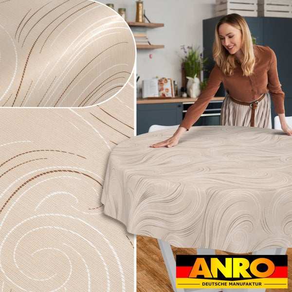 Frau glättet eine runde Tischdecke mit Wellenmuster auf einem Tisch in einer hellen Küche. Detailansicht der Struktur und ANRO Logo.