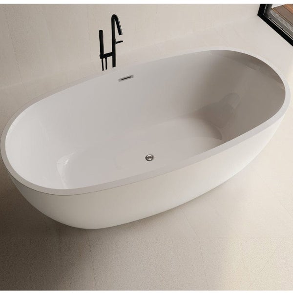 Freistehende ovale Badewanne aus Mineralwerkstoff mit moderner freistehender Armatur in einem minimalistischen Badezimmer.