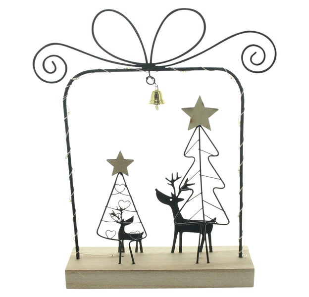 Dekorative Weihnachtsbeleuchtung mit Geschenkrahmen, Tannenbäumen und Rentieren auf Holzsockel