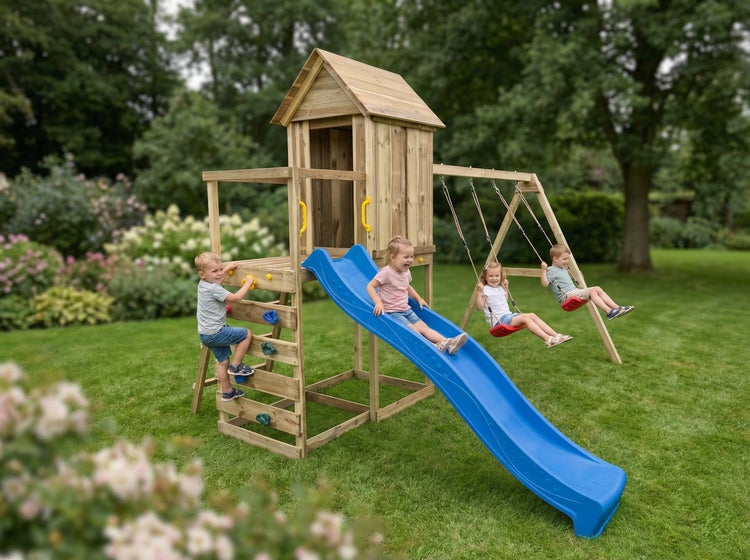 Kinder spielen auf einem Spielturm aus Holz im Garten mit Kletterwand, blauer Rutsche, roten Schaukeln und Spielhaus auf einer Rasenfläche.