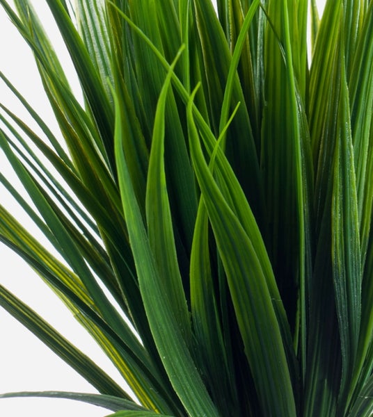 Künstliche Fischschwanzpalme mit detaillierten fächerförmigen grünen Blättern und dünnen Stielen.