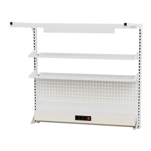 Werkbank-Aufbau aus Metall in Weiß mit zwei Fachböden, einer Lochwand zur Werkzeugorganisation und einer integrierten Dreifach-Steckdosenleiste.