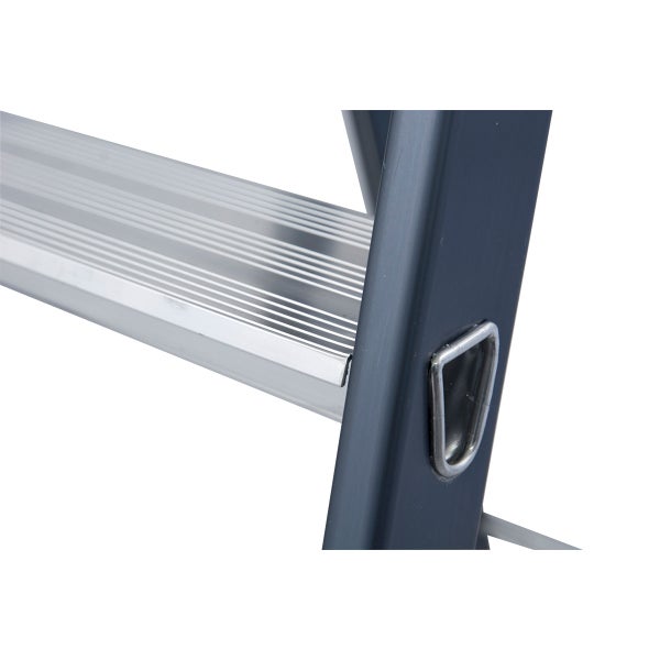 Detailansicht einer Aluminiumleiter mit Stufen und Haltevorrichtung