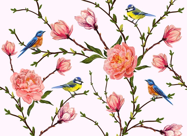 Tapete mit Blumenmuster aus Pfingstrosen, Magnolien und kleinen Vögeln auf Zweigen.