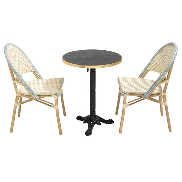 Bistro-Set bestehend aus einem runden Tisch in Marmor-Optik mit Goldrand und zwei Bistrostühlen mit Geflecht.