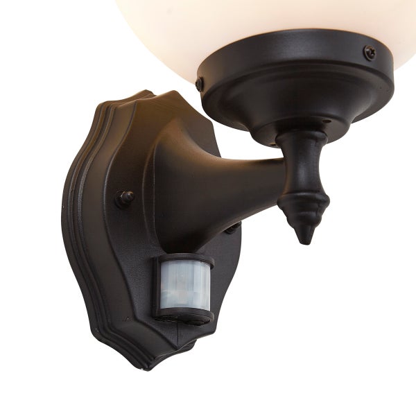 Außenwandleuchte mit Bewegungsmelder, klassisches Design, schwarz mit weißem Kugelschirm.