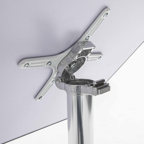 Stapelstuhl aus Aluminium mit Armlehnen und Querstreben an Sitzfläche sowie Rückenlehne.
