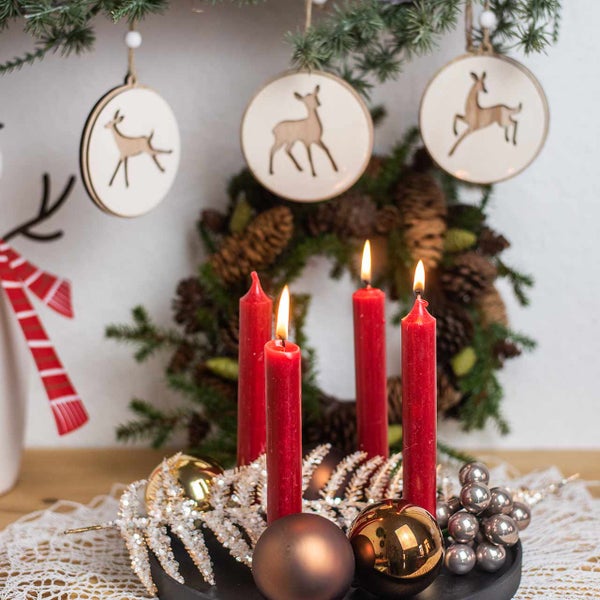 Weihnachtsdekoration mit Kranz, Kerzen und Ornamenten