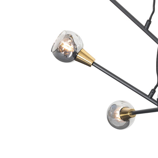 Detailaufnahme einer Deckenleuchte mit mehreren Leuchtenarmen und transparenten Glühbirnen