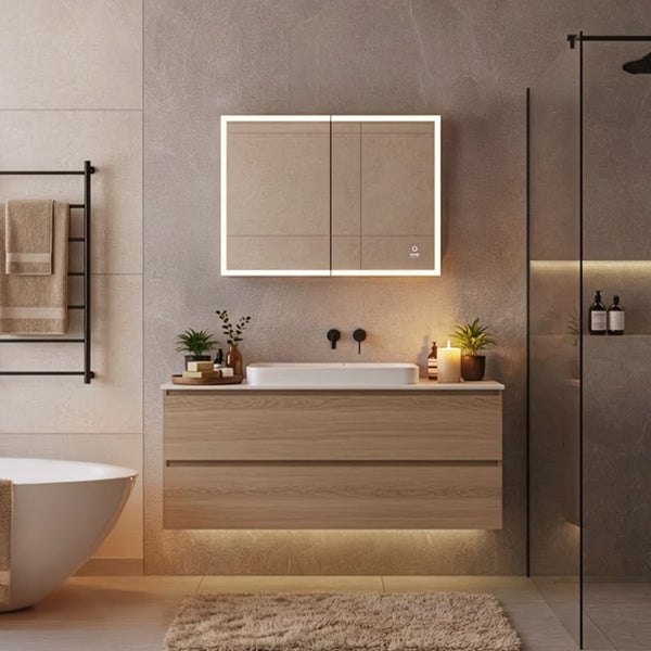 Campingtisch mit zwei Campingstühlen, inklusive Einhängetasche und rutschfesten Füßen.