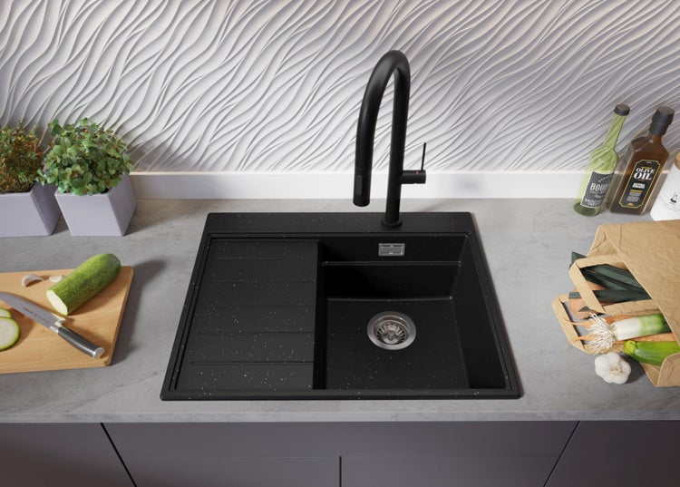 Spültisch mit Abtropffläche und Küchenarmatur in einer modernen Küche