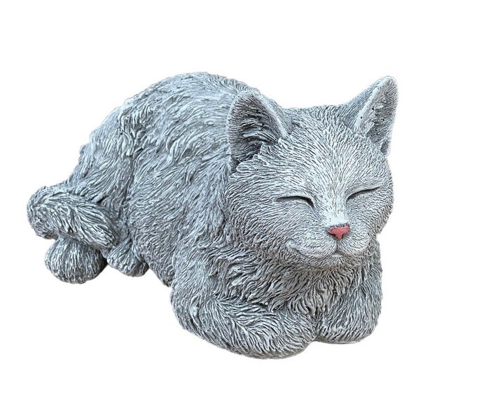 Dekorative Gartenfigur in Form einer liegenden Katze aus Steinguss zur Gartendekoration.
