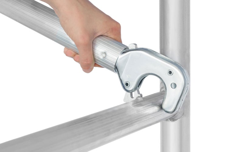 Detailaufnahme der Montage einer Aluminium Gerüstverbindung mit einer Hand