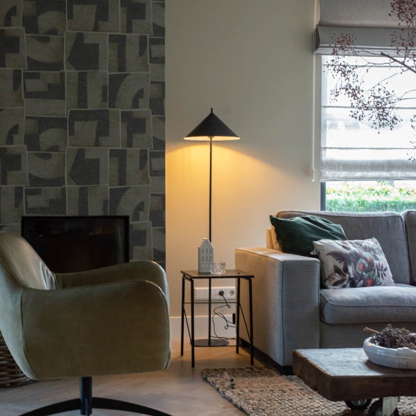 Wohnzimmer mit Sessel, Sofa, Stehlampe und Beistelltisch