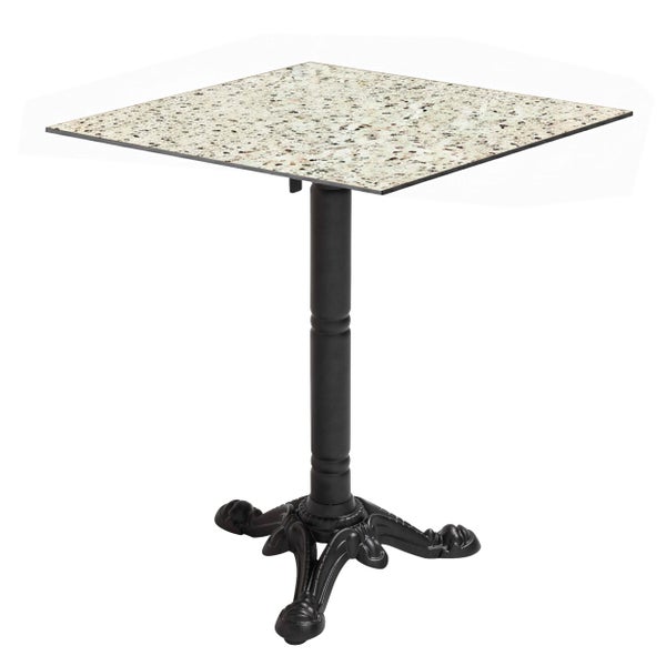Quadratischer Bistrotisch mit einer hellen Tischplatte in Terrazzo-Optik und einem verzierten schwarzen Metallsäulenfuß.