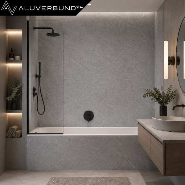 Modernes Badezimmer mit Badewannenaufsatz, Duscharmatur und Wandverkleidung in Steinoptik sowie Waschtischunterschrank und Aluverbund 24 Logo.