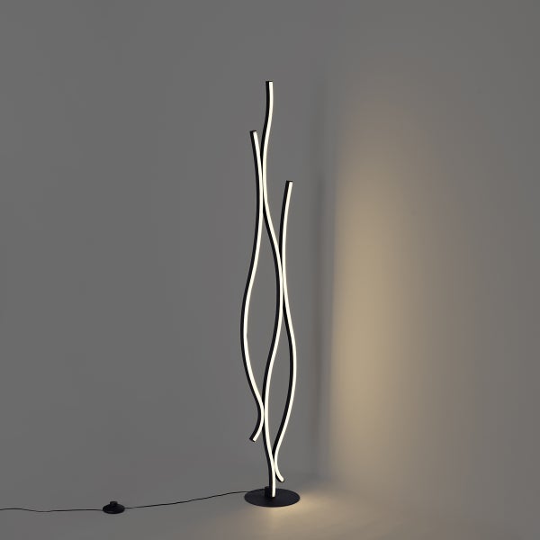 Moderne LED-Stehleuchte mit drei geschwungenen, wellenförmigen Lichtstäben in Schwarz.