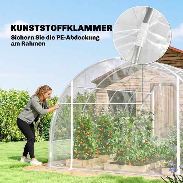 Person befestigt eine Kunststoffklammer zur Sicherung der Polyethylen-Abdeckung an einem Gewächshausrahmen im Garten.